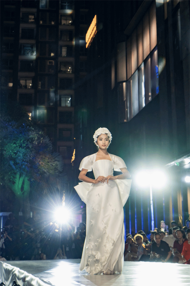 Một model nhí gây được sự chú ý trong show là Khánh Huyền Paco - cô bé được gọi là ‘bản sao nhí’ của H'Hen Niê. Cô bé 12 tuổi, người dân tộc Pa Cô hiện đang sống tại xã A Bung, huyện Đakrông, tỉnh Quảng Trị.