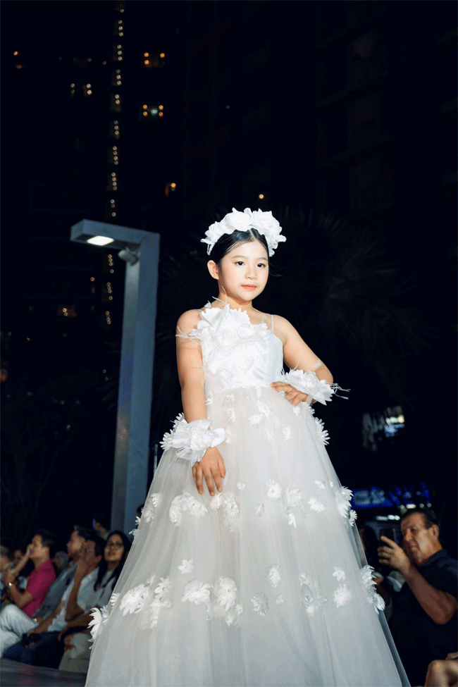 Linh Anh - Học trò nhí của Đình Quyền khoe thần thái vedette được dự đoán sẽ “làm nên chuyện” trong làng model tương lai.