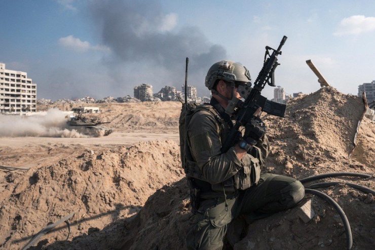 Binh sĩ Israel hoạt động ở Dải Gaza vào ngày 28-12. Ảnh: REUTERS