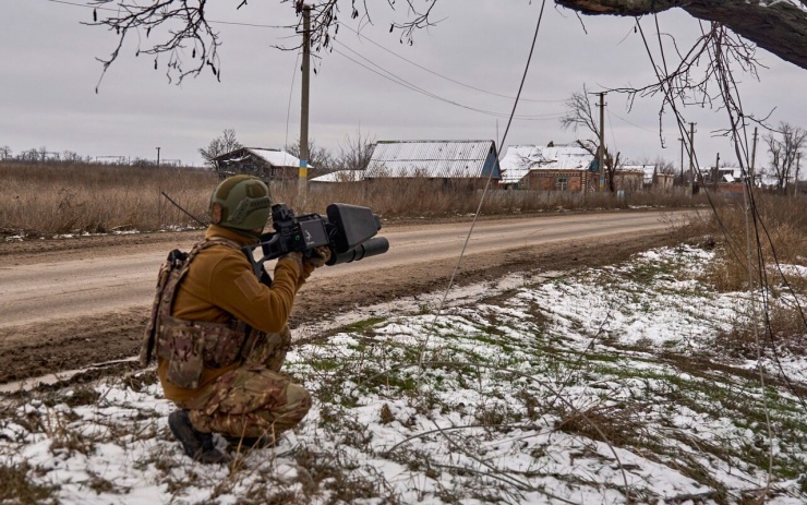 Một binh sĩ Ukraine sử dụng súng chống máy bay không người lái gần Bakhmut. Ảnh: Telegraph