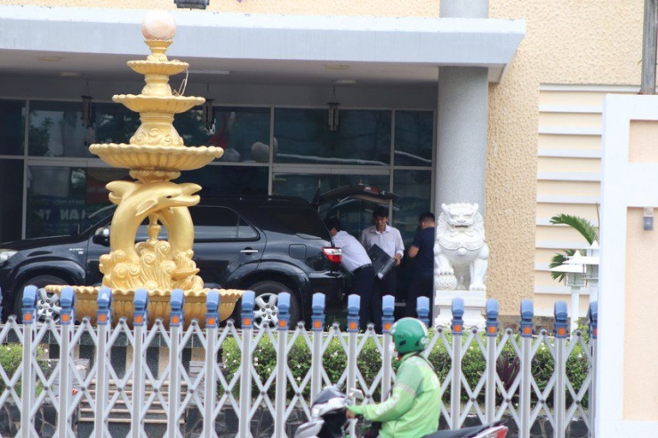 C03 thu giữ nhiều tài liệu, đồ vật sau khi khám xét.