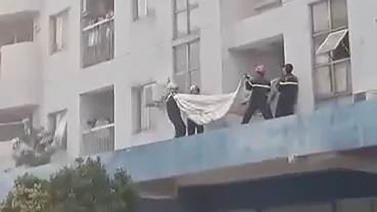 Camera ghi cảnh người đàn ông nhảy từ lầu 5 chung cư xuống đất - 1