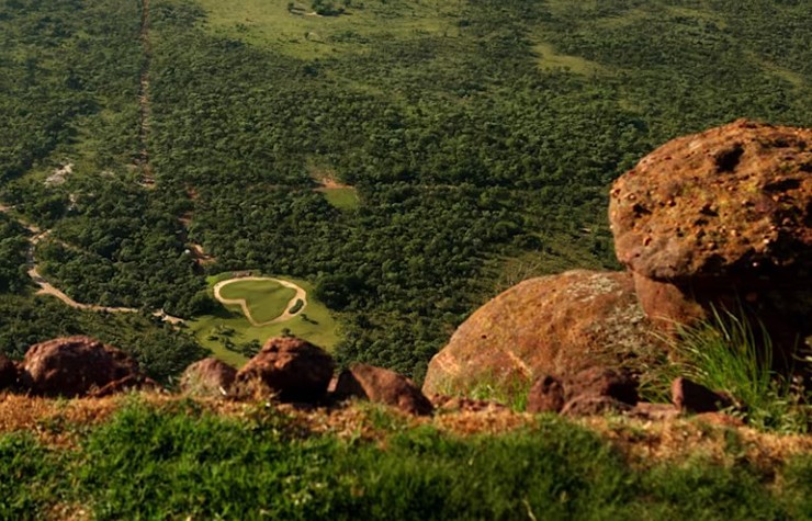 The High One – Lỗ thứ 19, sân golf Legend, Pretoria, Nam Phi: Việc bạn cần một chiếc trực thăng để đến điểm phát bóng sẽ giúp bạn biết được lỗ thứ 19 tại sân Legend ở Pretoria khắc nghiệt đến mức nào. Hãy đi trực thăng lên đỉnh núi Hanglip và bạn sẽ gặp một hố par-3 với độ dốc thẳng đứng hơn 430m. Nhìn từ phía trên, lỗ 19 có hình dạng giống lục địa châu Phi.
