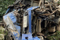Xe ben biến dạng sau tai nạn trên cao tốc LaSơn – Túy Loan