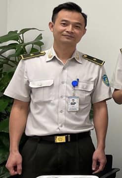 Anh Cao Văn Khánh, Đội An ninh soi chiếu quốc tế - Trung tâm An ninh hàng không Nội Bài, đã giúp vị khách Hàn Quốc tìm lại được chiếc đồng hồ khi hành khách khác đã nhặt lấy. Ảnh: NIA