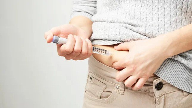 Những người mắc bệnh tiểu đường tuýp 1 phải tiêm insulin trực tiếp vào người hàng ngày. (Ảnh: Gecko Studio qua Shutterstock)