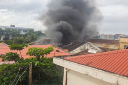 Kho hàng gần cây xăng ở TP Tuy Hòa cháy lớn sau tiếng nổ