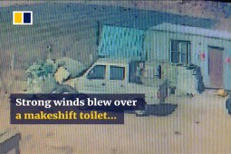 VIDEO: Đang 'giải quyết nỗi buồn' thì gió thổi bay nhà vệ sinh