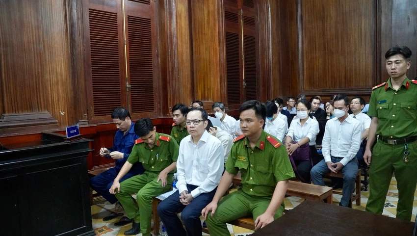 Cựu chủ tịch Saigon Co.op (đeo kính) cùng các bị cáo khác tại toà. Ảnh: TRẦN LINH