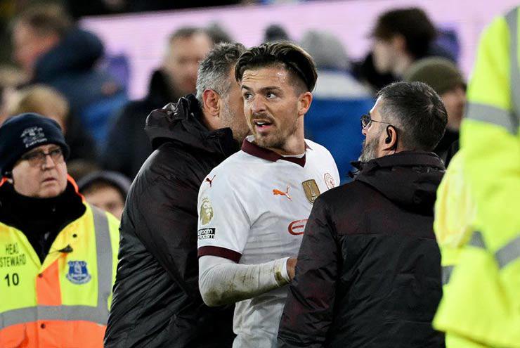 Jack Grealish được báo tin nhà mình bị cướp ngay sau trận thắng Everton của Man City