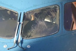 Tin tức trong ngày - Máy bay Vietnam Airlines bị rạn nứt kính buồng lái đã về tới Hà Nội