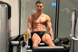 Đàn ông - Cristiano Ronaldo khoe body vạm vỡ ở tuổi U40, là cầu thủ phá nhiều kỷ lục nhất năm 2023