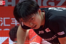 Thể thao - 2 tay vợt đánh mãi cầu không rơi, khán giả cầu lông ngồi xem cũng "mệt"