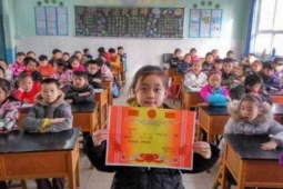 Giáo dục - du học - Mẹ hào hứng khoe ảnh con nhận giấy khen lên mạng xã hội, ai ngờ hôm sau con suýt gặp họa