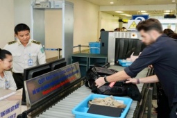 Tin tức trong ngày - Khách đi sau nhanh tay nhặt đồng hồ của khách đi trước tại cửa an ninh