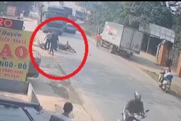 Clip: Tông trúng nữ tài xế chạy xe máy như tự sát, 1 người nằm gục tại chỗ