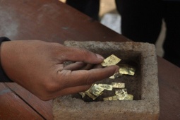 Kinh doanh - Phát hiện "chiếc hộp lạ" khi đang xây dựng, nhóm công nhân ngỡ ngàng khi mở ra xem