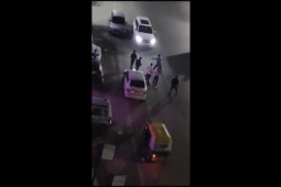 Phi thường - kỳ quặc - Cãi vã căng thẳng, người đàn ông nổi điên lao lên xe tông gục đôi nam nữ rồi bỏ trốn