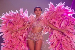 Nhạc - Thảo Trang "hở bạo" với bikini và đôi cánh hồng hơn 2m