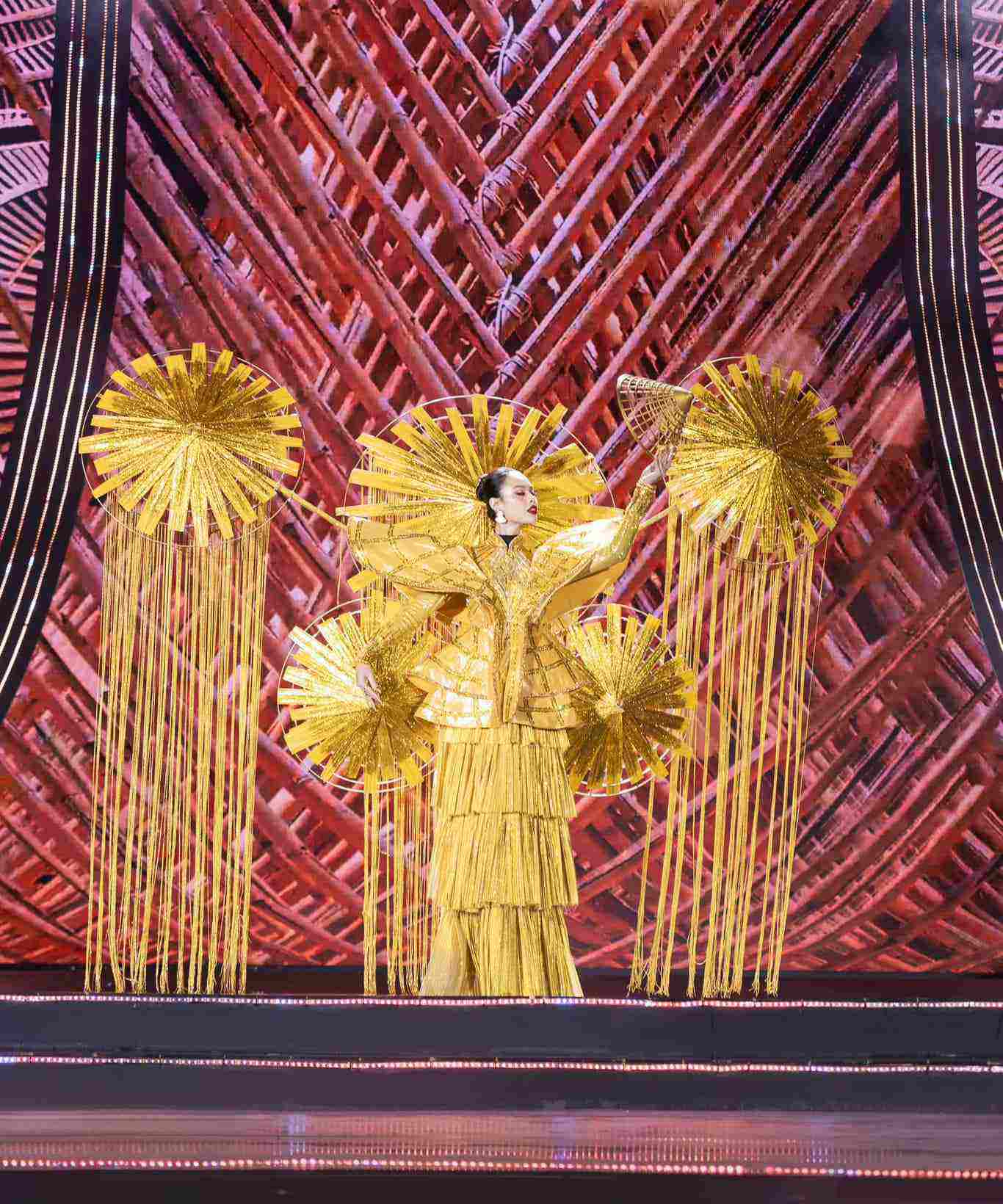 Sân khấu Miss Cosmo Vietnam bị chê "tối như đêm 30", sàn trơn trượt "hại" thí sinh - 3
