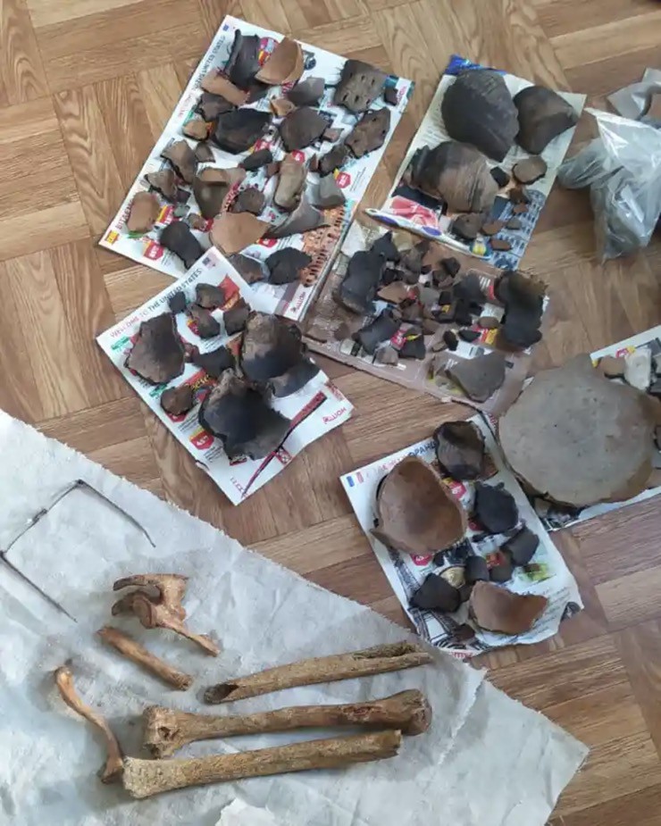 Các phát hiện gồm mảnh xương người được binh sĩ Ukraine gửi đến Viện Khảo cổ học Quốc gia.