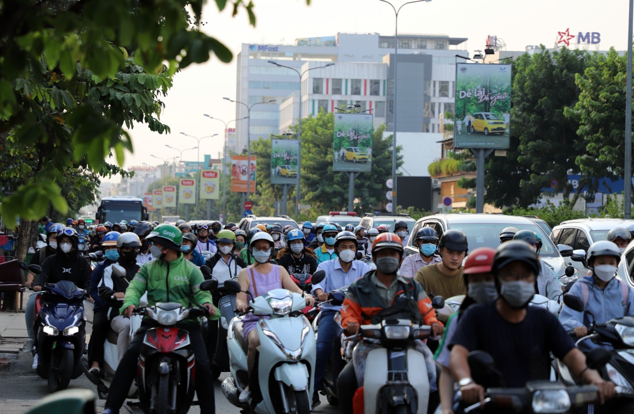 Cửa ngõ sân bay Tân Sơn Nhất ùn tắc trong ngày làm việc cuối cùng của năm 2023 - 16