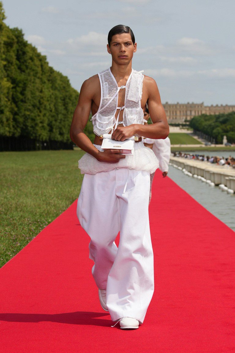 Jacquemus chứng minh vẻ đẹp của chủ nghĩa siêu thực - 2