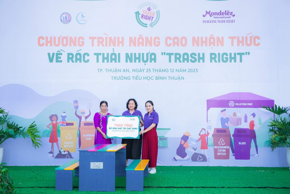 Công ty Mondelez Kinh Đô trao tặng các bộ bàn ghế được làm từ nhựa tái chế cho trường học