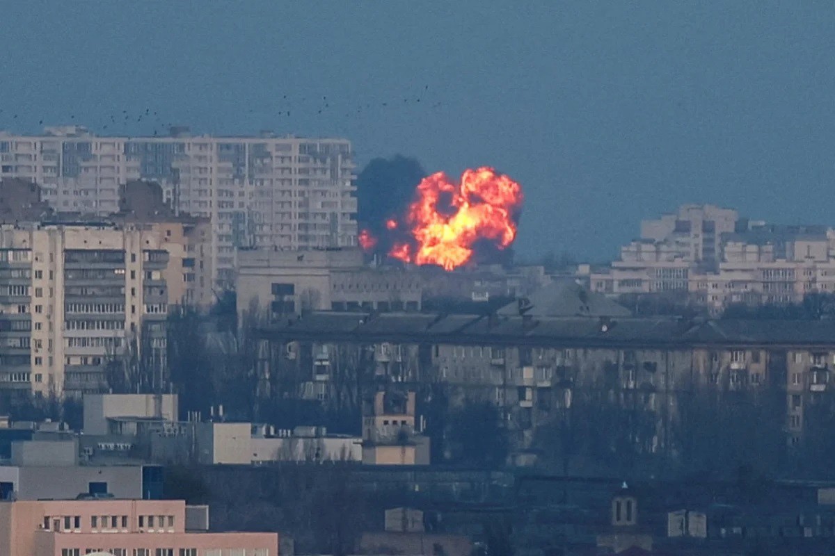 Tên lửa không kích trúng một mục tiêu ở Kiev (ảnh: Reuters)