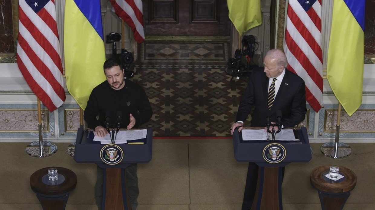 Tổng thống Ukraine Volodymyr Zelensky (trái) và Tổng thống Mỹ Joe Biden trả lời họp báo ở Nhà Trắng.