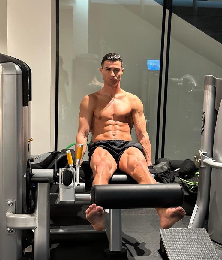 Ronaldo khoe vóc dáng cơ bắp