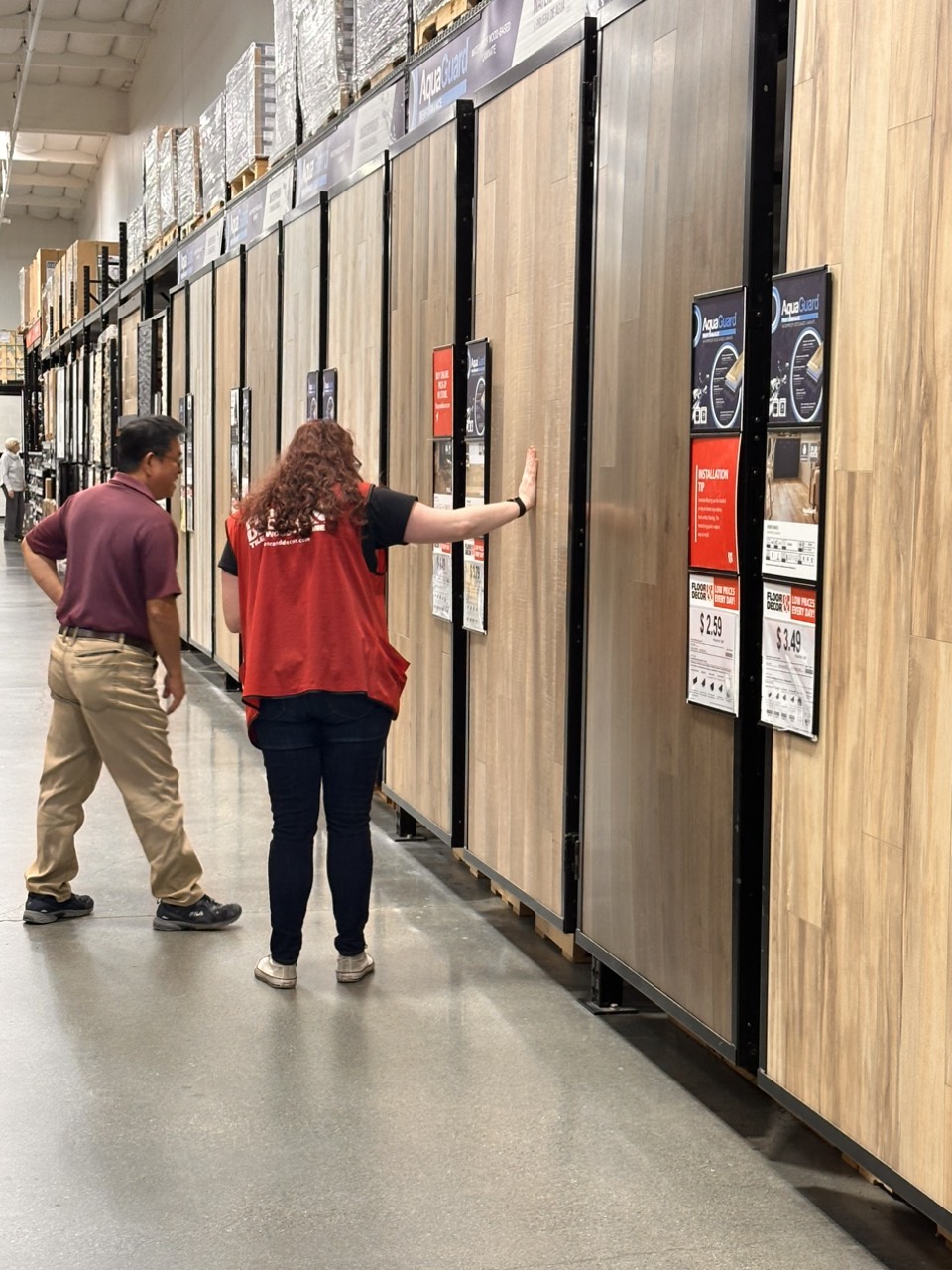 Khách tham quan xem các mẫu ván sàn KES trưng bày tại Mỹ