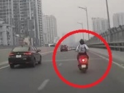 Tin tức trong ngày - Clip: Nữ tài xế đi xe máy vespa làm điều liều lĩnh trên đường Hà Nội