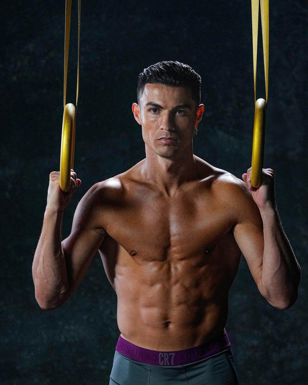 Cristiano&nbsp;Ronaldo chăm chỉ rèn luyện để body ngày càng khỏe đẹp.
