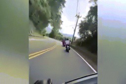 Clip: Xe máy ôm cua bất cẩn ngã sõng soài ra đường