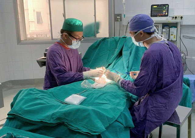 Các bác sĩ đang phẫu thuật cho nam bệnh nhân