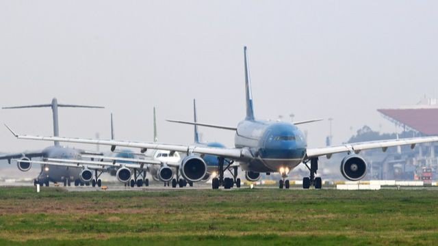 Tình trạng ùn tắc tại sân bay Tân Sơn Nhất, nội Bài khiến các hãng phát sinh thêm chi phí cả nghìn tỷ đồng mỗi năm (Ảnh minh hoạ).