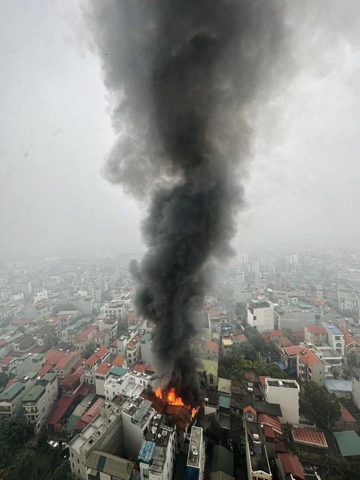 Lửa khói dữ dội tại khu dân cư ở Long Biên sau tiếng nổ lớn - 1