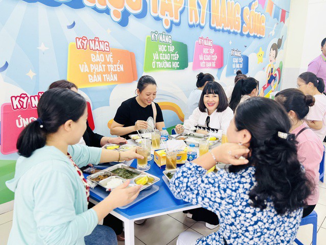 Phụ huynh tham gia ăn bán trú cùng con tại Trường Tiểu học Hiệp Tân (quận Tân Phú)