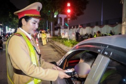 Tin tức trong ngày - Những ‘bóng hồng’ trong tổ công tác đặc biệt kiểm tra nồng độ cồn