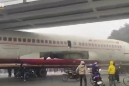 Phi thường - kỳ quặc - Chuyện có thật, máy bay Airbus A320 kẹt dưới gầm cầu