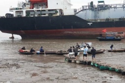 Tin tức trong ngày - Sửa tàu bị hỏng, 3 người trong một gia đình gặp nạn tử vong