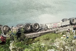 Tin tức trong ngày - Ô tô đầu kéo lao xuống sông, tài xế tử vong