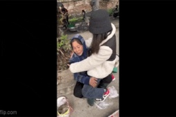 Bạn trẻ - Cuộc sống - Bí mật trở về sau 4 năm đi Nhật, con gái hóa trang “thử lòng mẹ” và cái kết xúc động