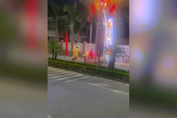 Xe máy - Xe đạp - Clip: Thanh niên bỏ bạn gái, phi xe chạy trốn khi gặp CSGT