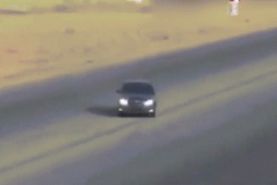 Ô tô - Clip: Hoảng hốt khi "dân chơi" Ả Rập drift ô tô rồi đâm thẳng vào xe tải cực mạnh