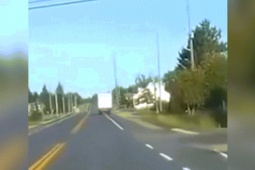 Ô tô - Clip: Pha "đỗ xe" gác lên mái nhà của tài xế khiến ai cũng choáng váng