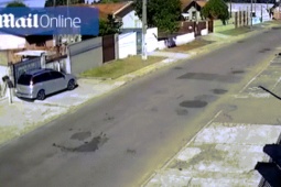 Phi thường - kỳ quặc - Gặp tai nạn khi đang bỏ trốn, tên trộm văng ra khỏi cửa sổ và bị hất tung lên cao