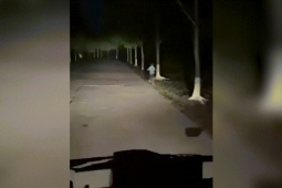 Xe máy - Xe đạp - Clip: Pha tắt đèn "đỉnh cao" của tài xế khiến cháu bé đi xe đạp ngã ra đường