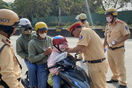 Hành động đẹp của công an khiến người dân ấm lòng trên đường về quê